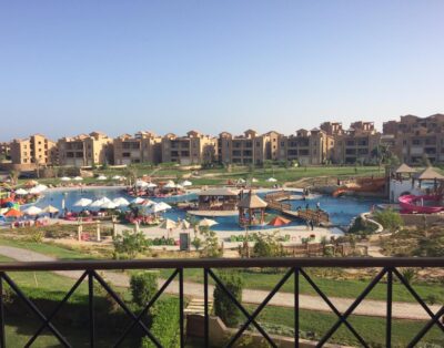 العين السخنة بياسيرا – شاليه دور ثاني 3 غرف 2 حمام فيو هايل على حمام السباحة والأكوا بارك